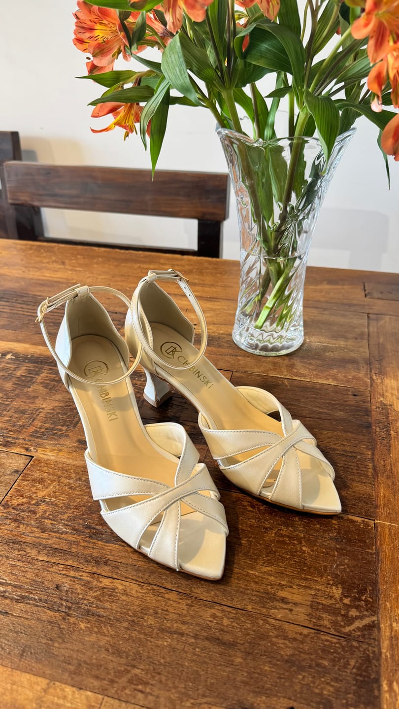 Customer photo review of Sandália Noiva Salto Taça Bico Folha Couro Perolado Off White