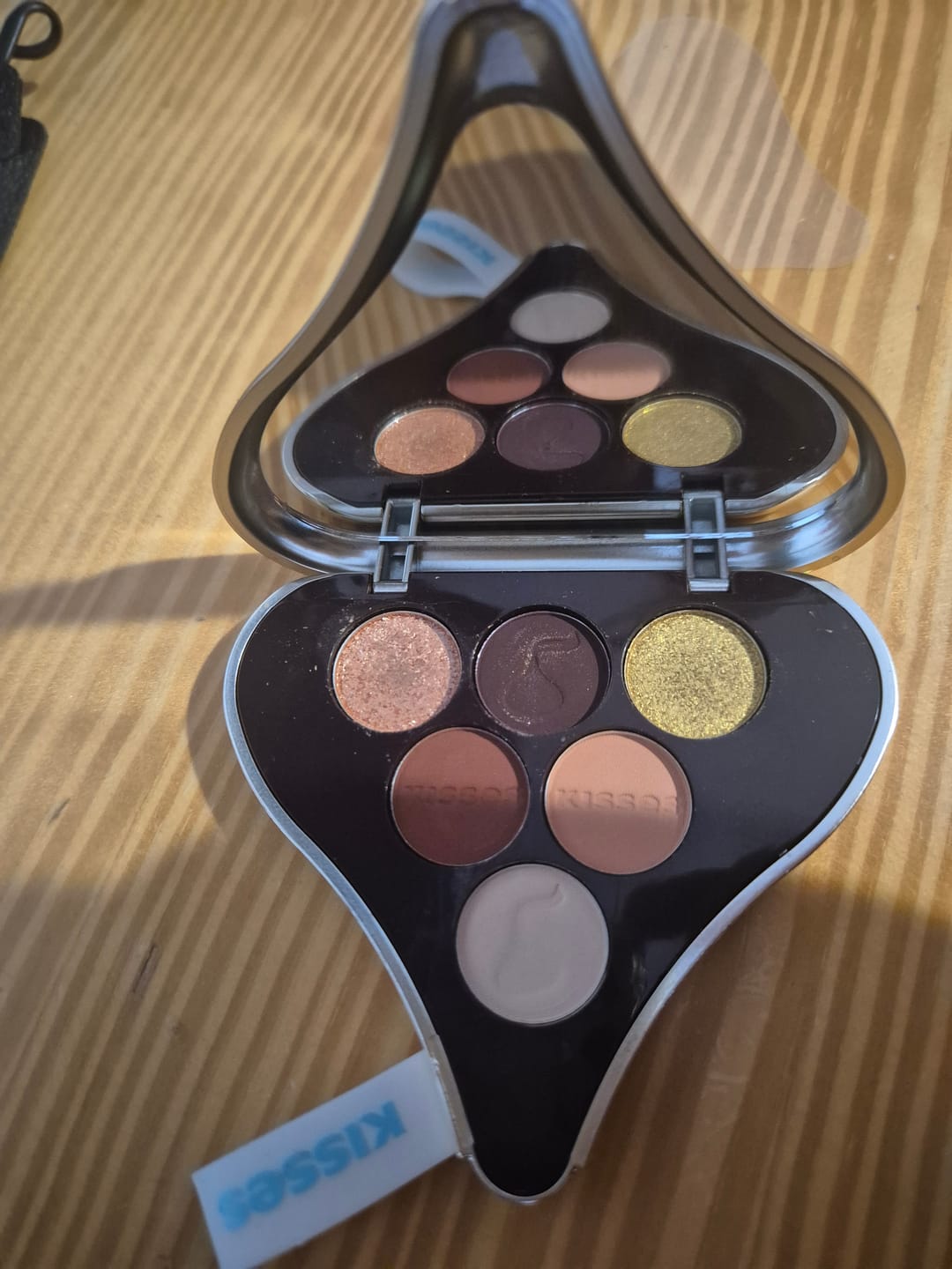 Customer photo review of Paleta de Sombras Kisses 6 tonos "Almond"