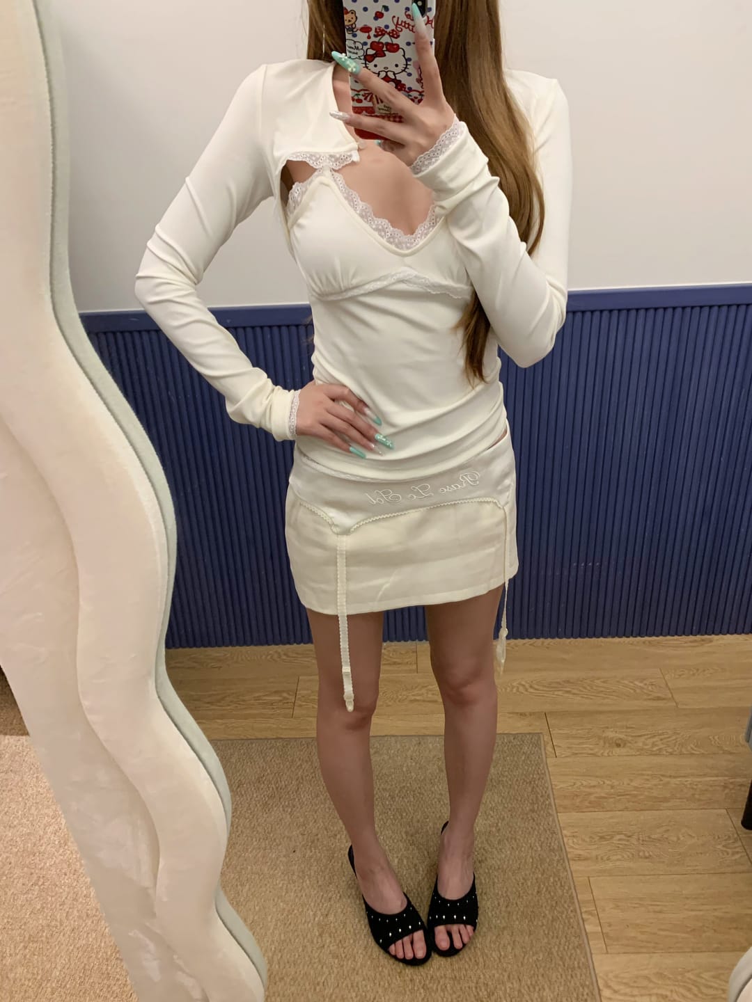 Customer photo review of Rase le sol Lace-Trim Cutout Long Sleeve T-Shirt