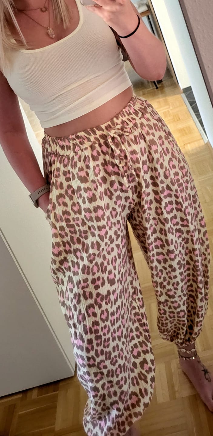 Customer photo review of Musselin Ballon Hose creme LEO POWER beige/rosa