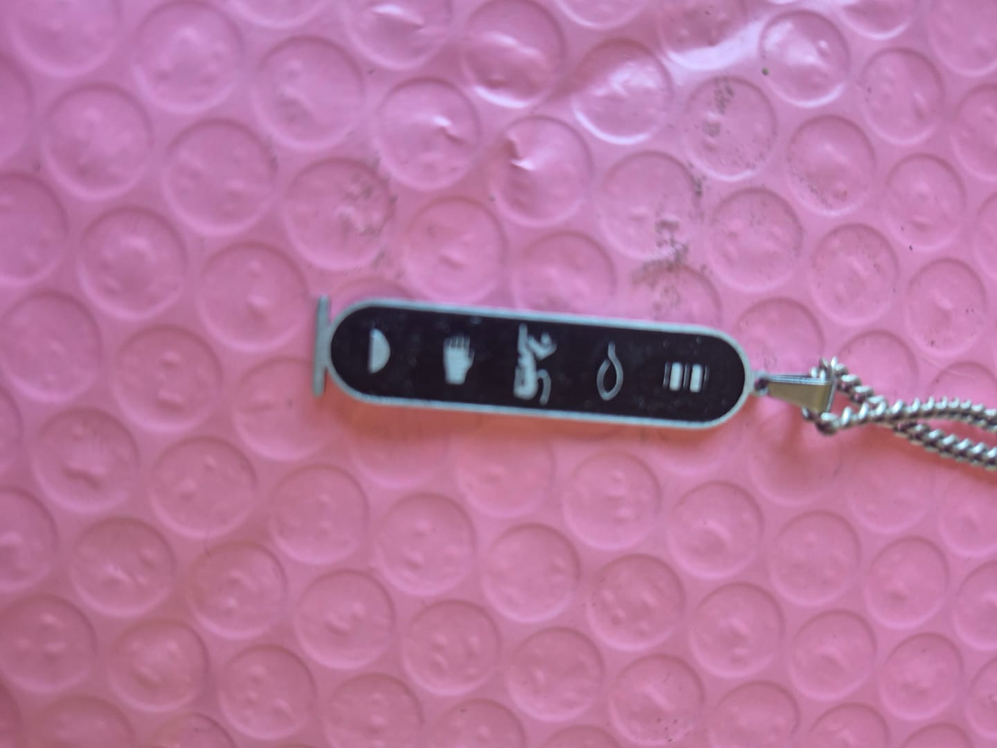 Customer photo review of Collier Personnalisé Hiéroglyphes Égyptiens