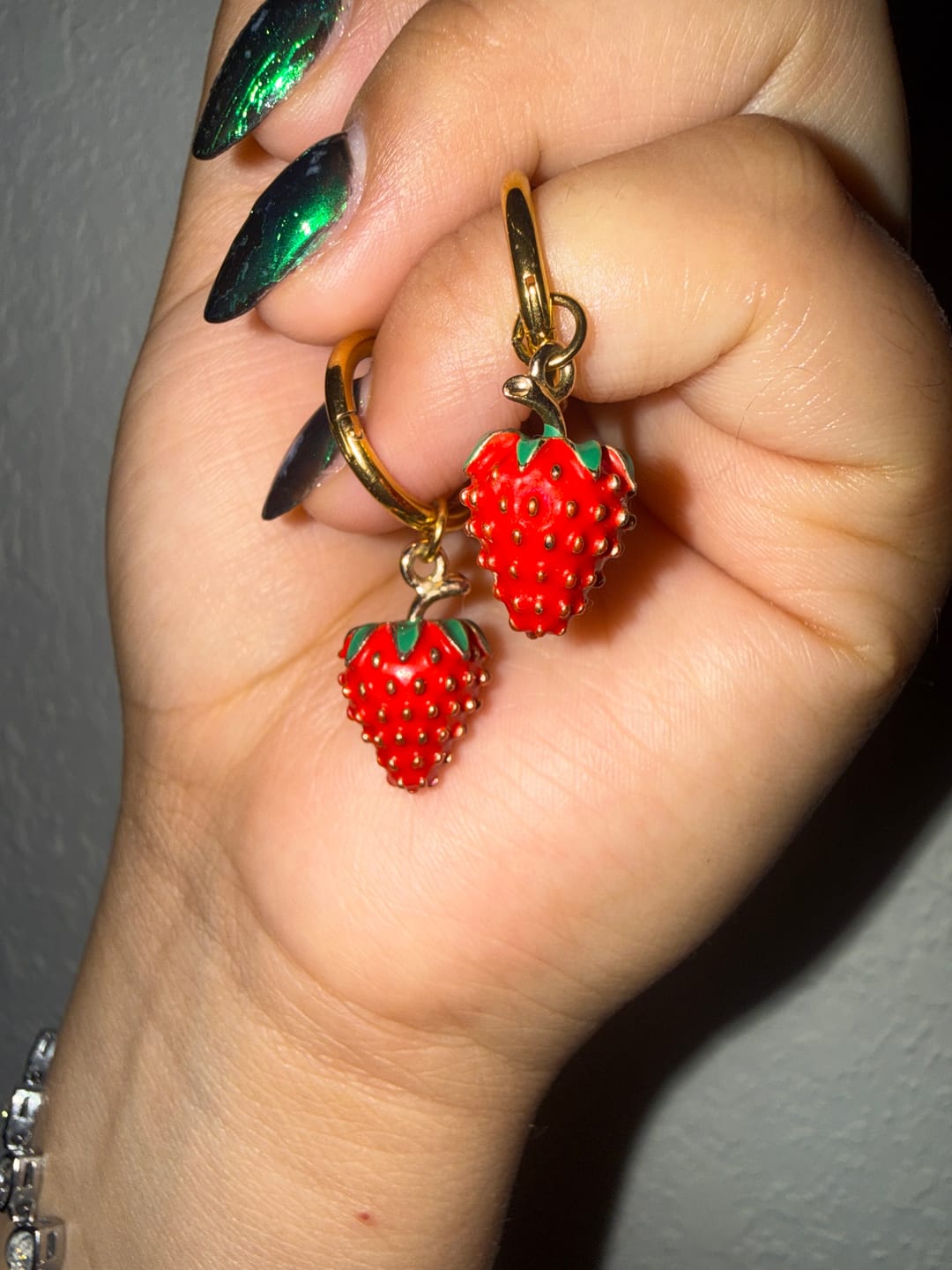 Customer photo review of Aretes Tiny Berry