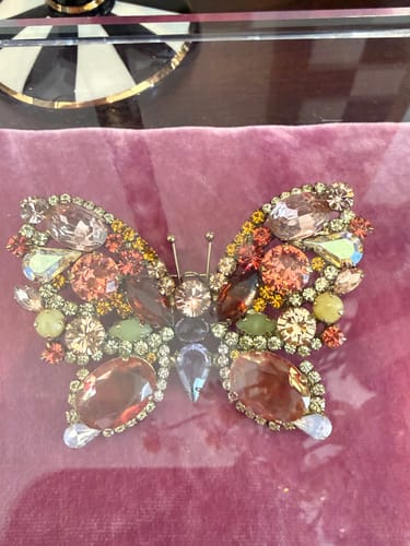 Loren Hope Large Butterfly in Apricot / Violet / Olivine Jade brosje