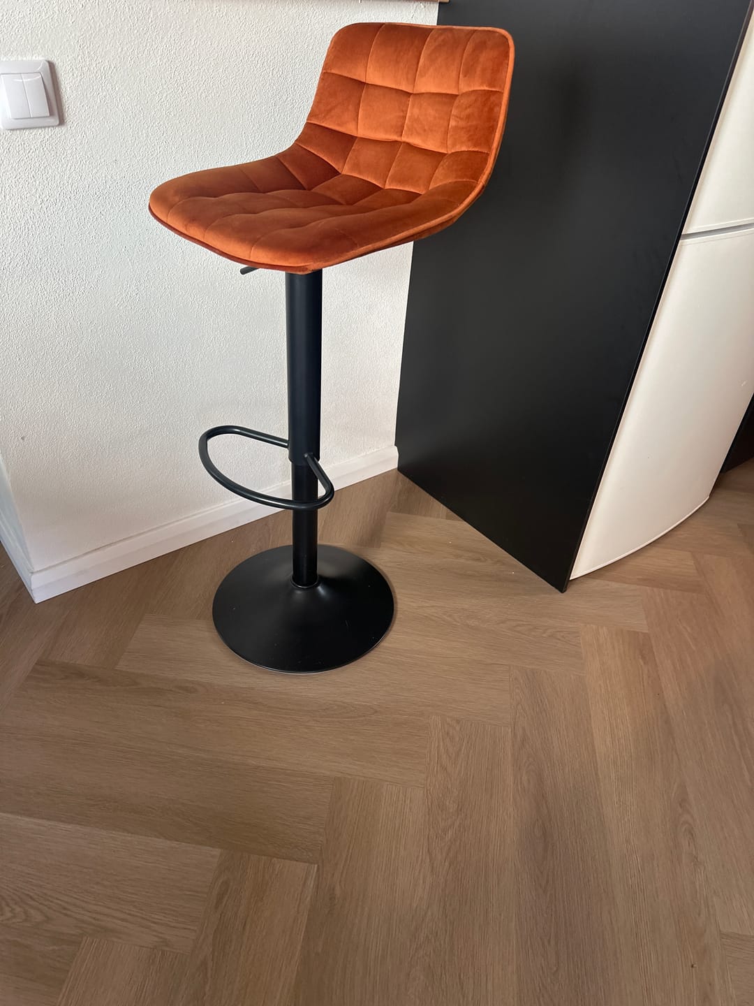 Customer photo review of Scaun bar inalt H95, scortisoara - Bluvel 4215/negru, stofa catifelata/metal, 43x44x84/106 cm