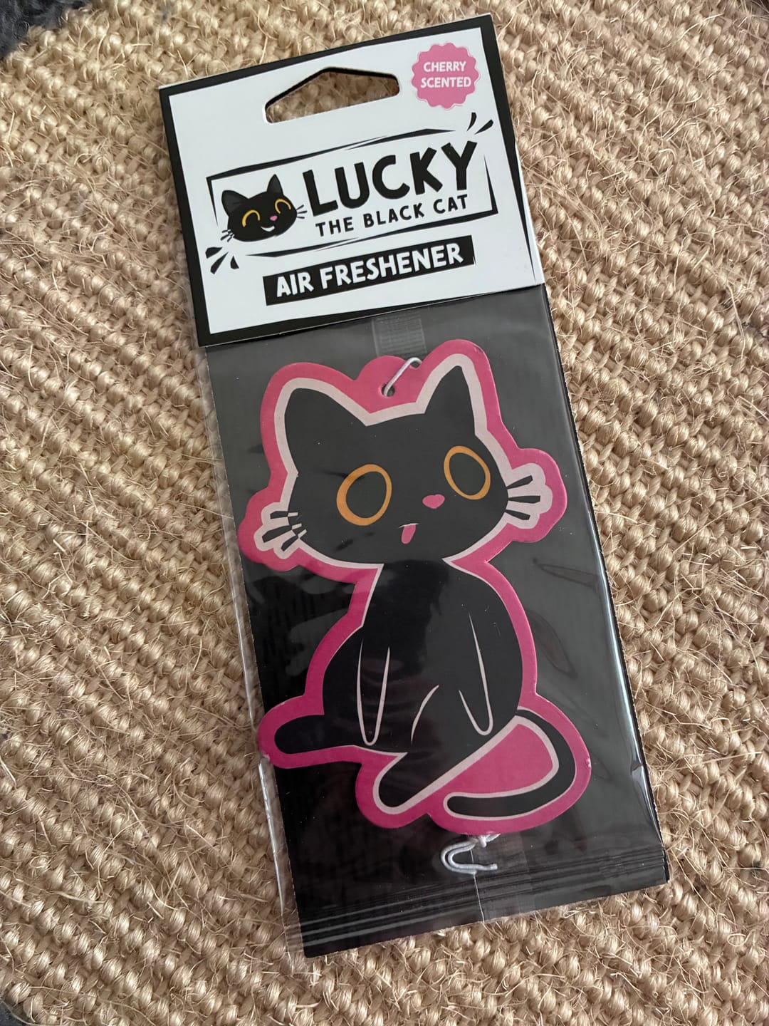 Customer photo review of Schwarze Katze Auto Lufterfrischer – Kirschduft für magische Fahrten