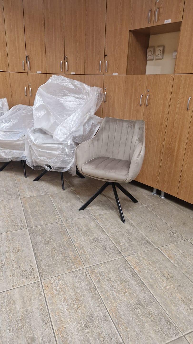 Customer photo review of Scaun living rotativ AZALIA, bej inchis/negru, stofa catifelata/metal, 61x58x86 cm