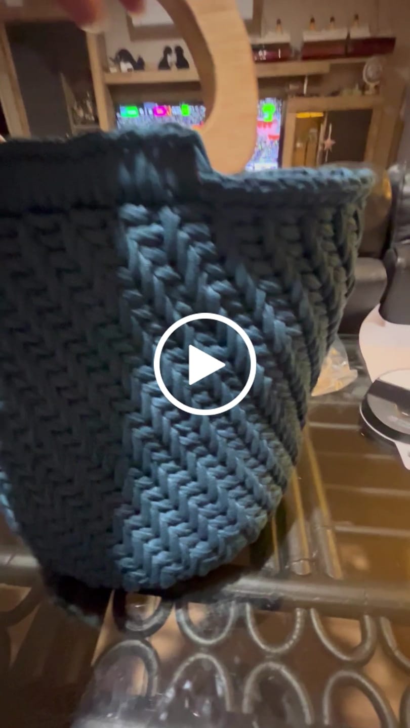 Customer video review of CrochetPark™  Elegant granny Crochet Bag DIY Kit