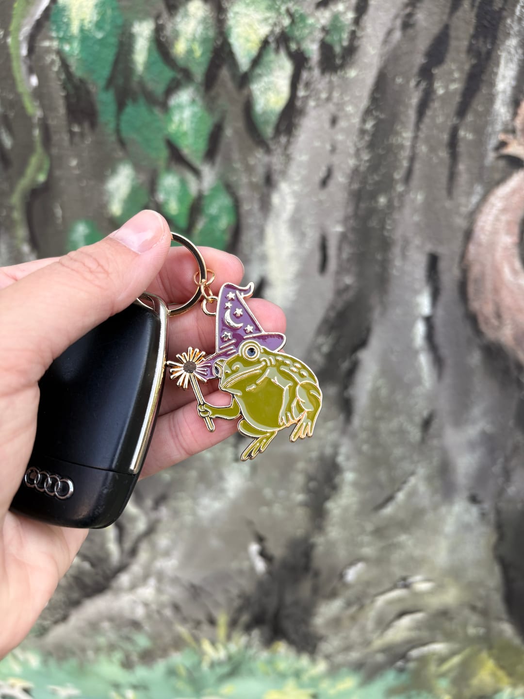 Customer photo review of Zauberkröte mit Hexenhut – Schlüsselanhänger aus Emaille
