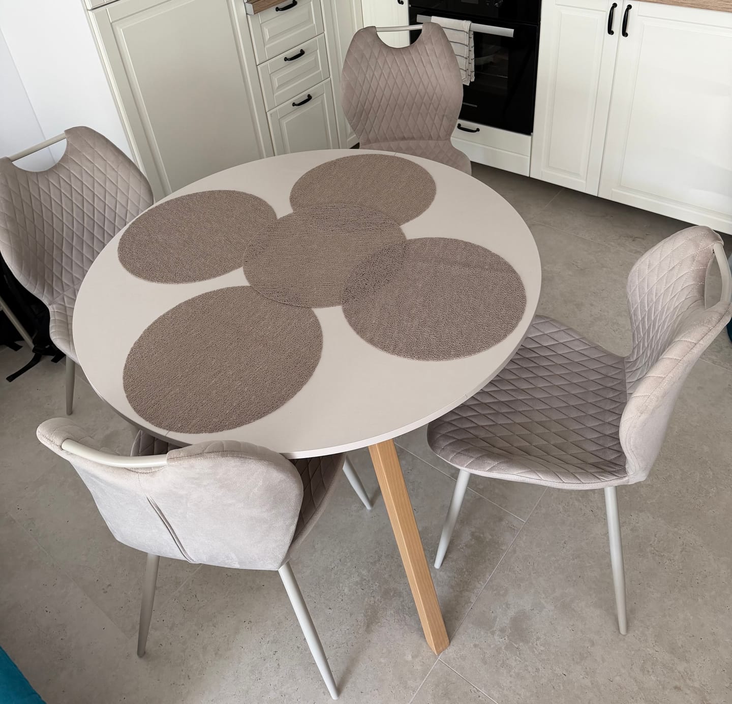 Customer photo review of Scaun K569, bej/casmir, stofa catifelata/metal, 47x54x84 cm