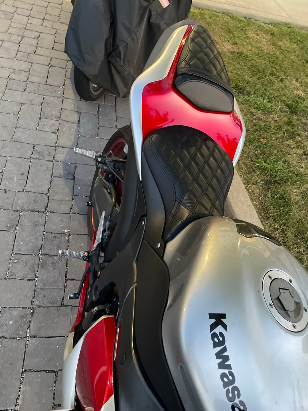 Customer photo review of C.C. RIDER Ninja ZX6R Front And Rear Seat For Kawasaki Black Diamond Stitch, 2007-2008
