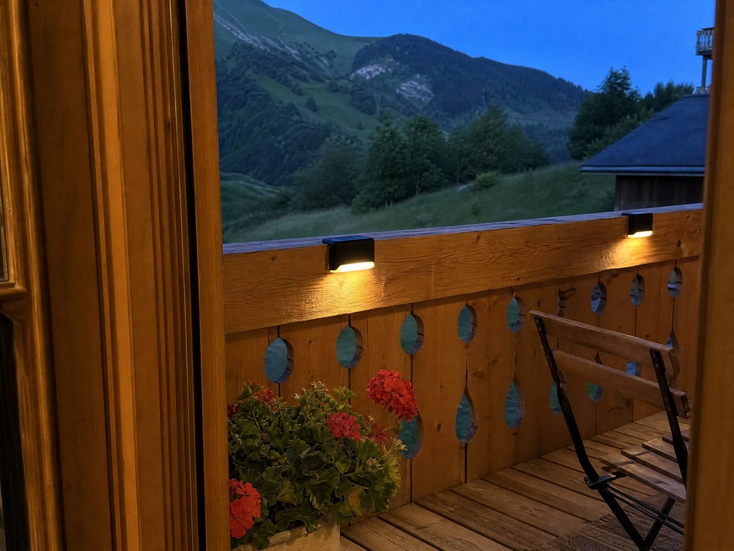Customer photo review of LumiGlow™ – La lumière solaire qui sublime vos extérieurs