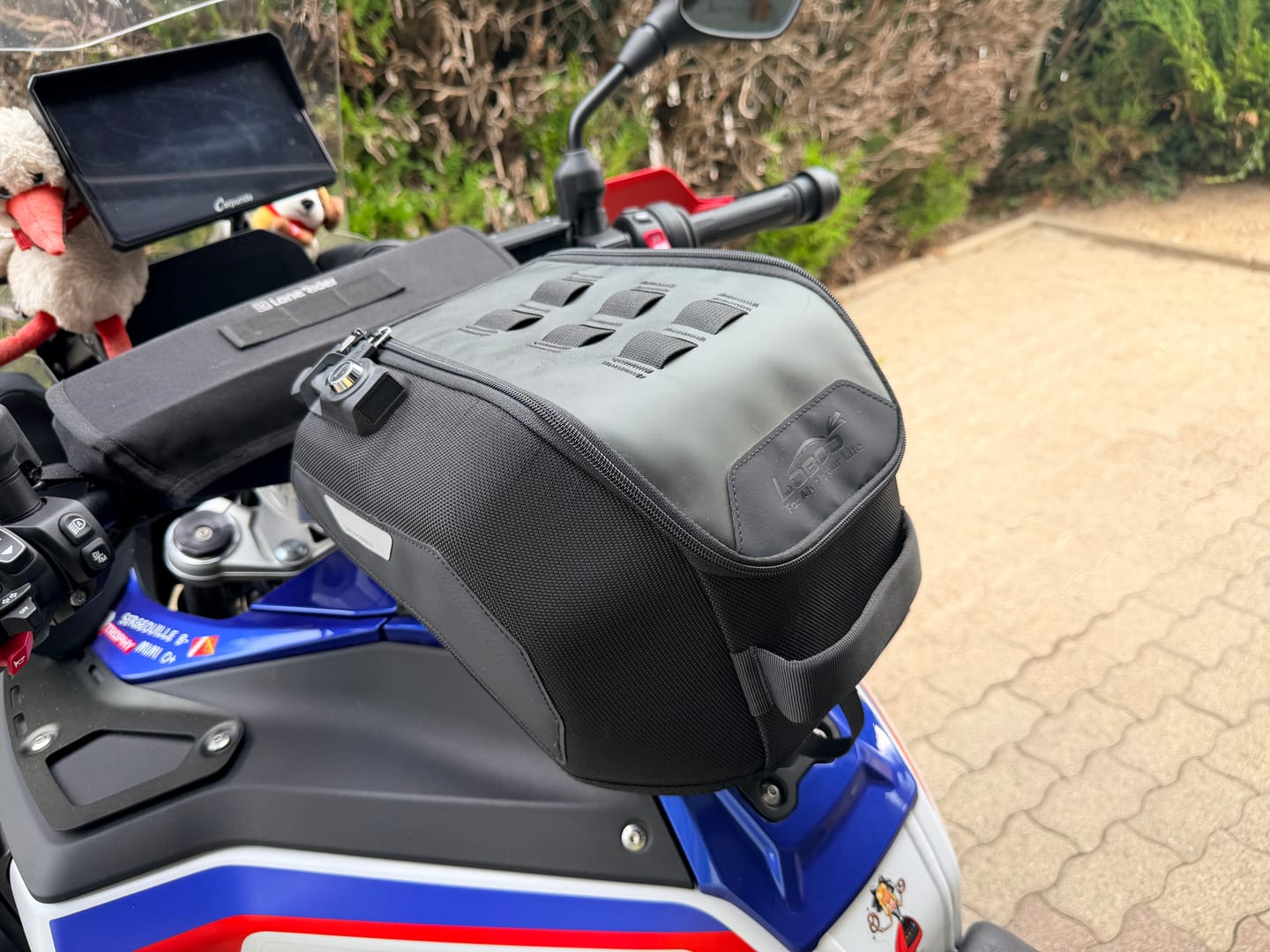 Customer photo review of LOBOO BTB13BK Motorcycle Tank Bag with Anti-Theft Quick-Release System and Rain Cover, Custom Fit for BMW R1300GS Adventure Original Mounting Points