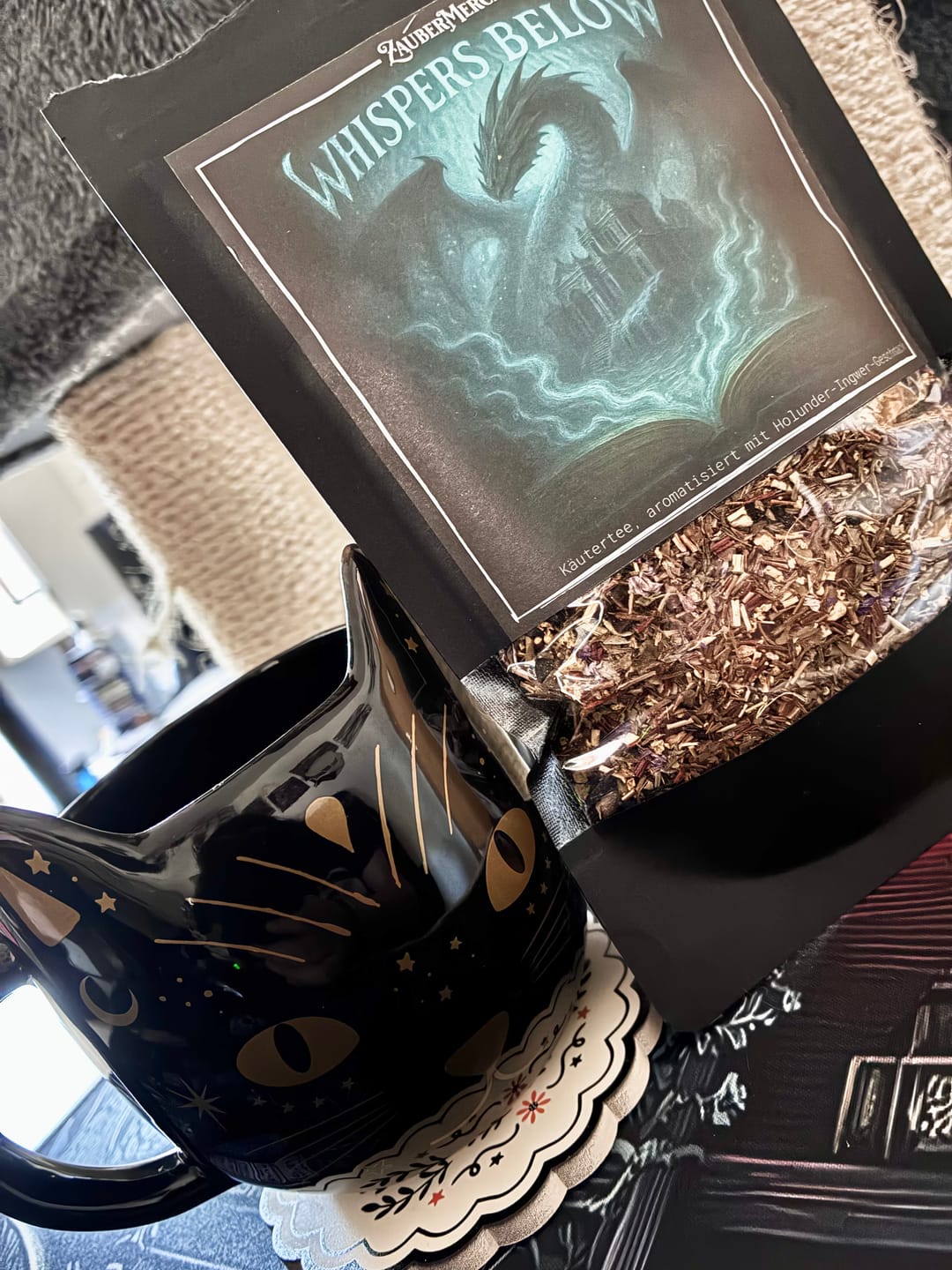 Customer photo review of Whispers Below – Drachen Tee Holunder & Ingwer | Limitierter Booklover Tee