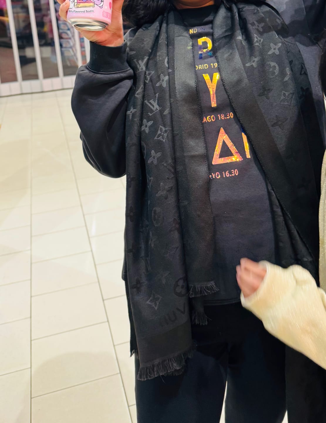 Customer photo review of Black scarf Belle The LV