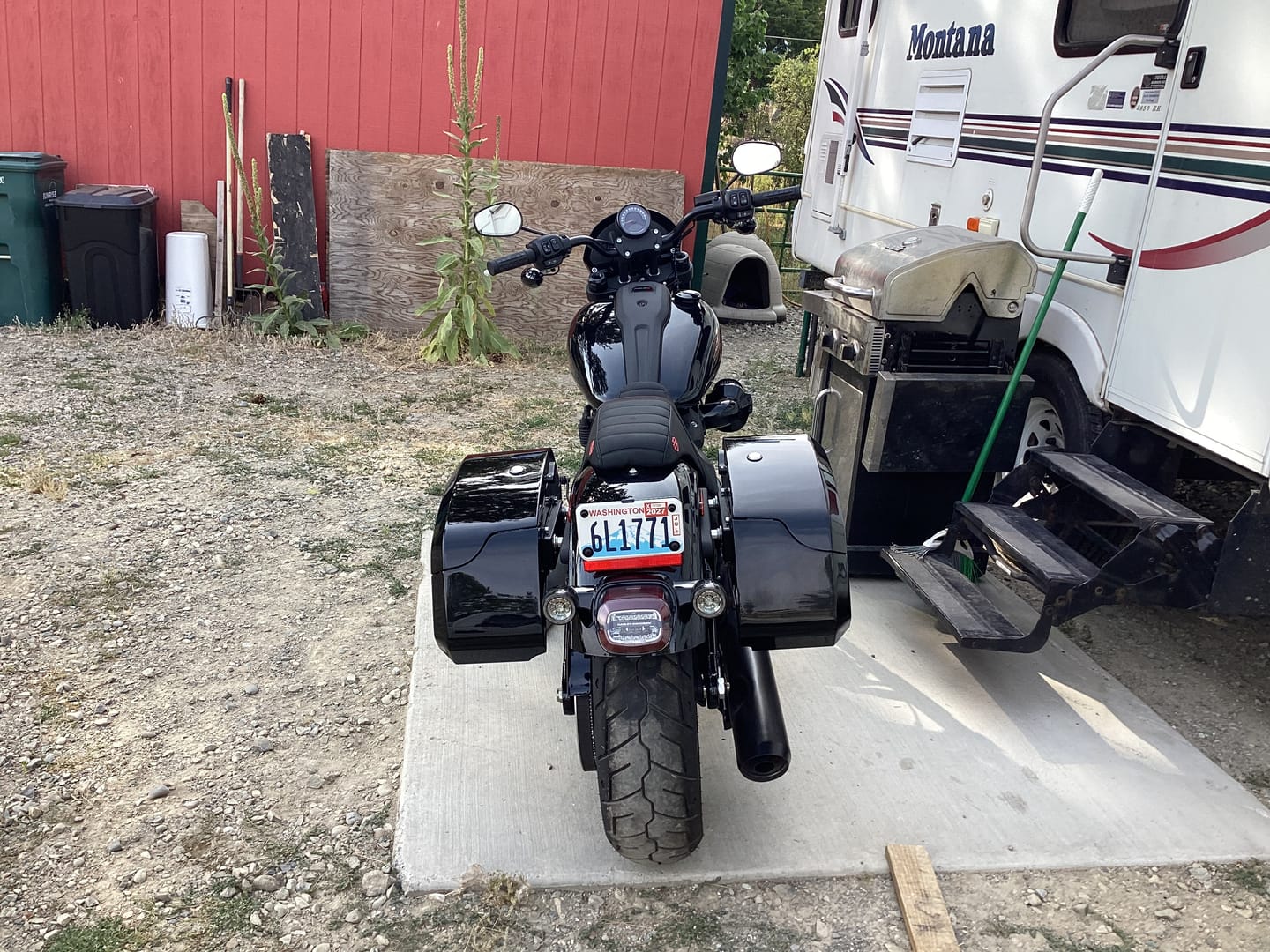 Customer photo review of 32L - Darkin Large Quick Mount Painted Hard Saddlebags for 2025+ Harley Softail Low Rider S FXLRS