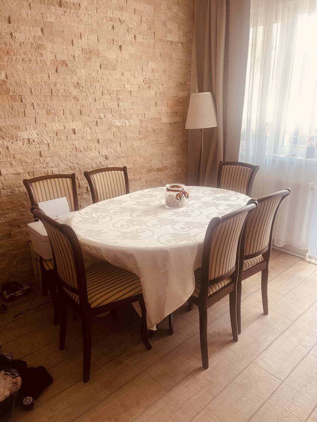 Customer photo review of Scaun vintage bucatarie MN-SC, bej lucios/nuc inchis, stofa/lemn, 45x42x96 cm