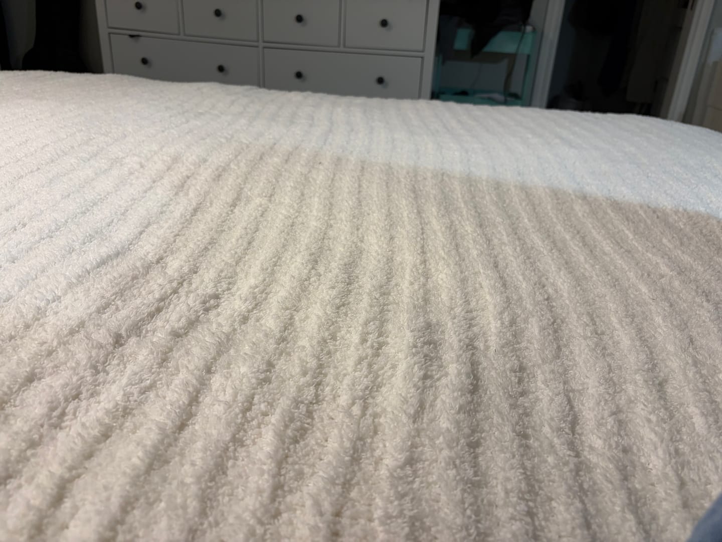 Customer photo review of White Ribbed King Sized Bed Blanket