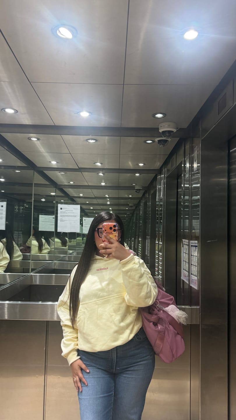 Customer photo review of POLERÓN HOODIE MANTEQUILLA - OVERSIZE CON GORRO LOGO Y ESPALDA BORDADO