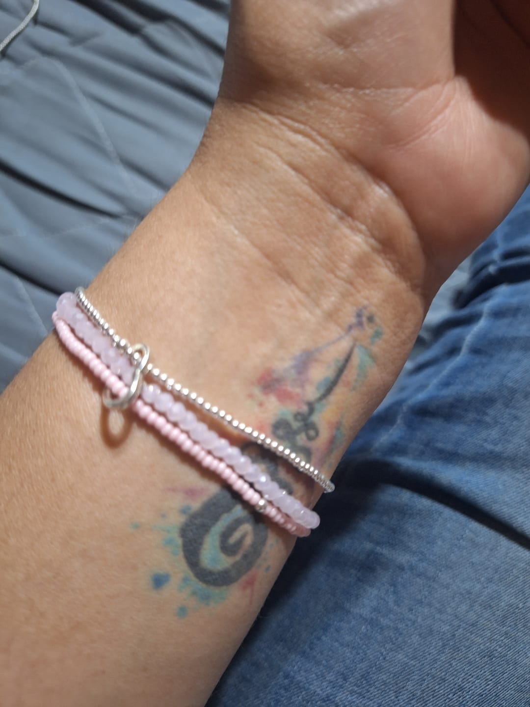 Customer photo review of Pulsera triple de corazón pastel