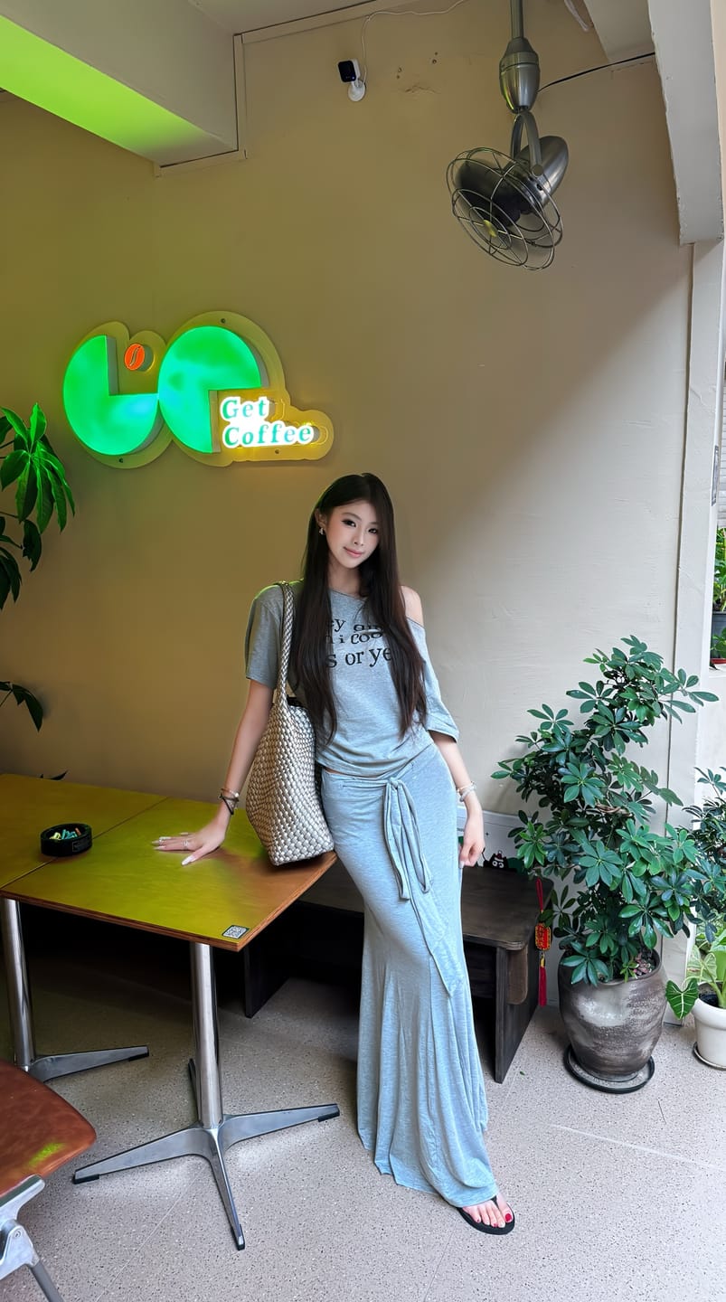 Customer photo review of 0122stepll Off-Shoulder Graphic T-Shirt & Draped Maxi Skirt Set