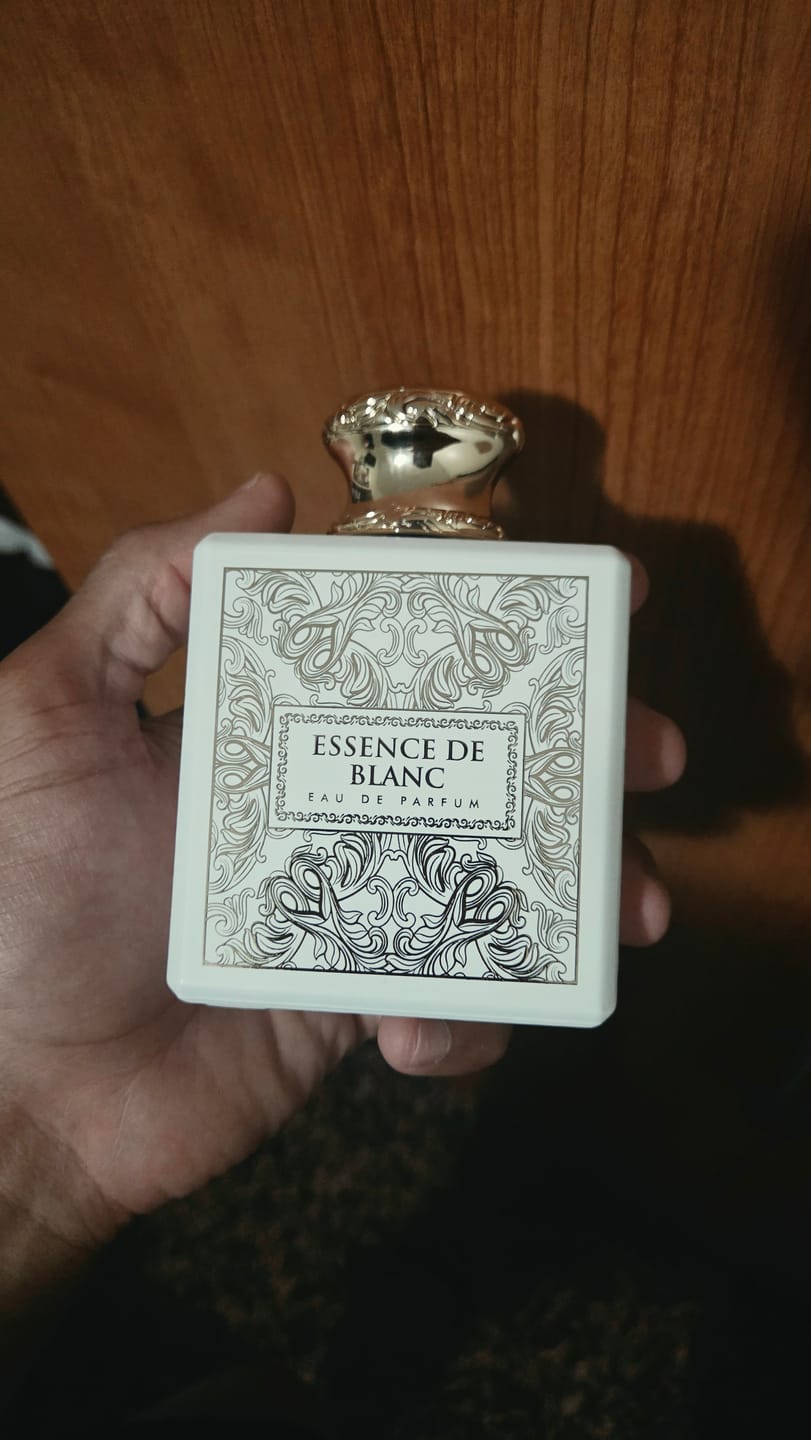 Customer photo review of PERFUME ESSENCE DE BLANC FRENCH AVENUE - 100ML