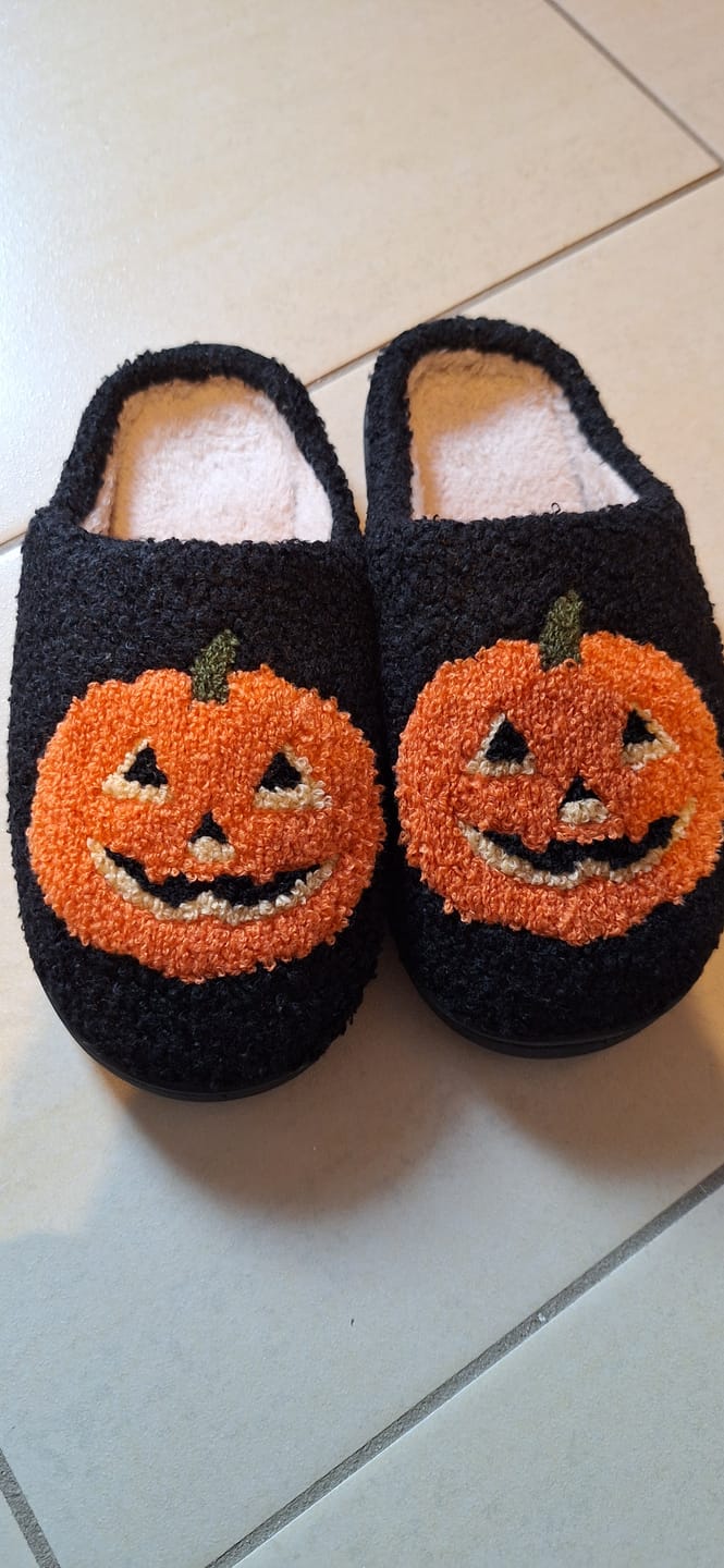 Customer photo review of Halloween Hausschuhe Schwarz mit großem Kürbis Motiv – Flauschige Slipper