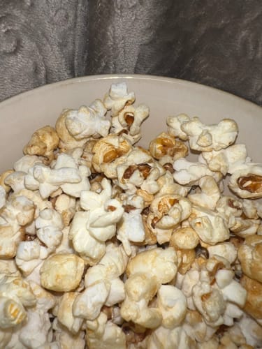 Customer's Bio Popcorn Süß und Salzig in einer hellen Schale, nah aufgenommen