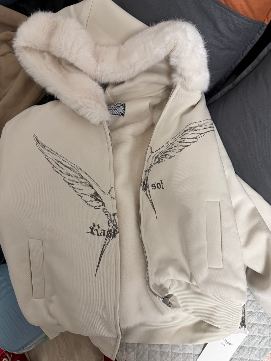 Customer photo review of Rase le sol Fleece Hoodie with Wing Graphic