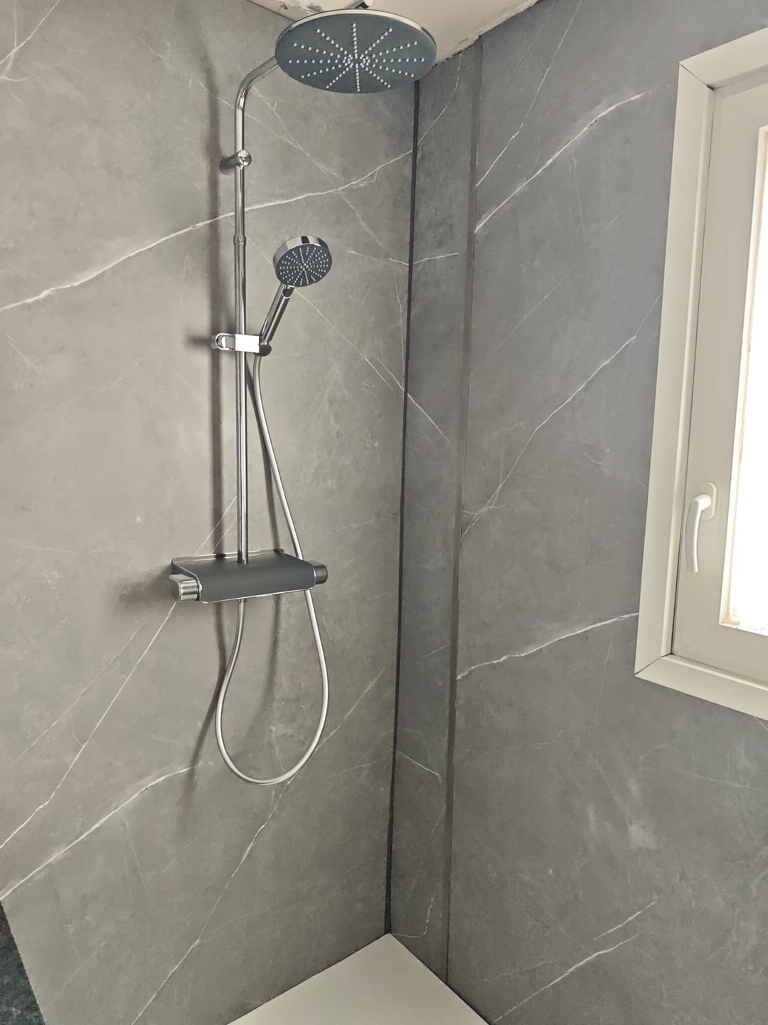 Customer photo review of Panneau Mural Salle De Bain SPC Mercury Gris Clair Mat - Anti Rayure 260 x 120 CM