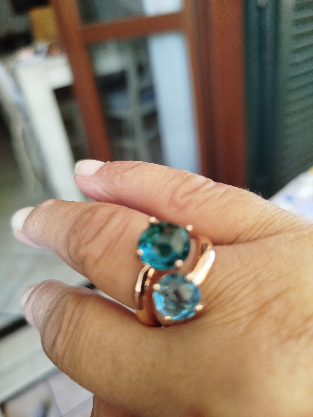 Customer photo review of Anello Essentiel Contrarié con Prisma Gem Taglio Mosaico