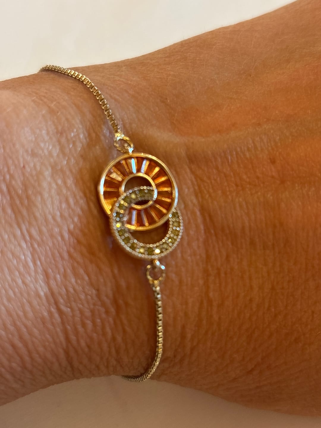 Customer photo review of Geburtssteinarmband mit zwei verbundenen Ringen