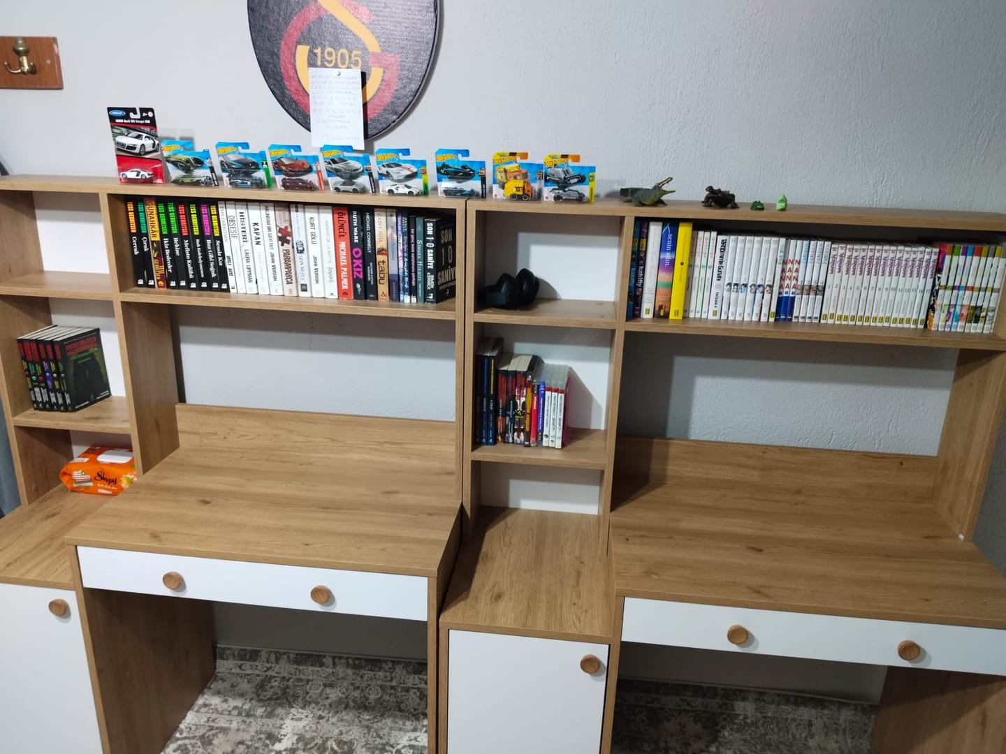 Customer photo review of Rani HA126 Kitaplıklı 4 Raflı  Kapaklı Çekmeceli Çalışma Ofis Bilgisayar Masası Sepet Ceviz - Beyaz