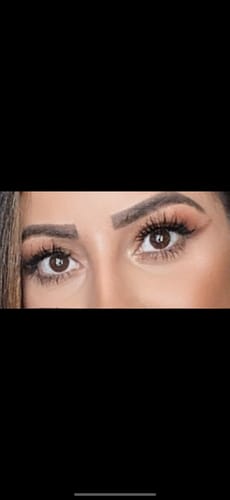 Customer's Augen mit natürlich wirkenden, langen Wimpern aus dem TOOLBOX-Set.