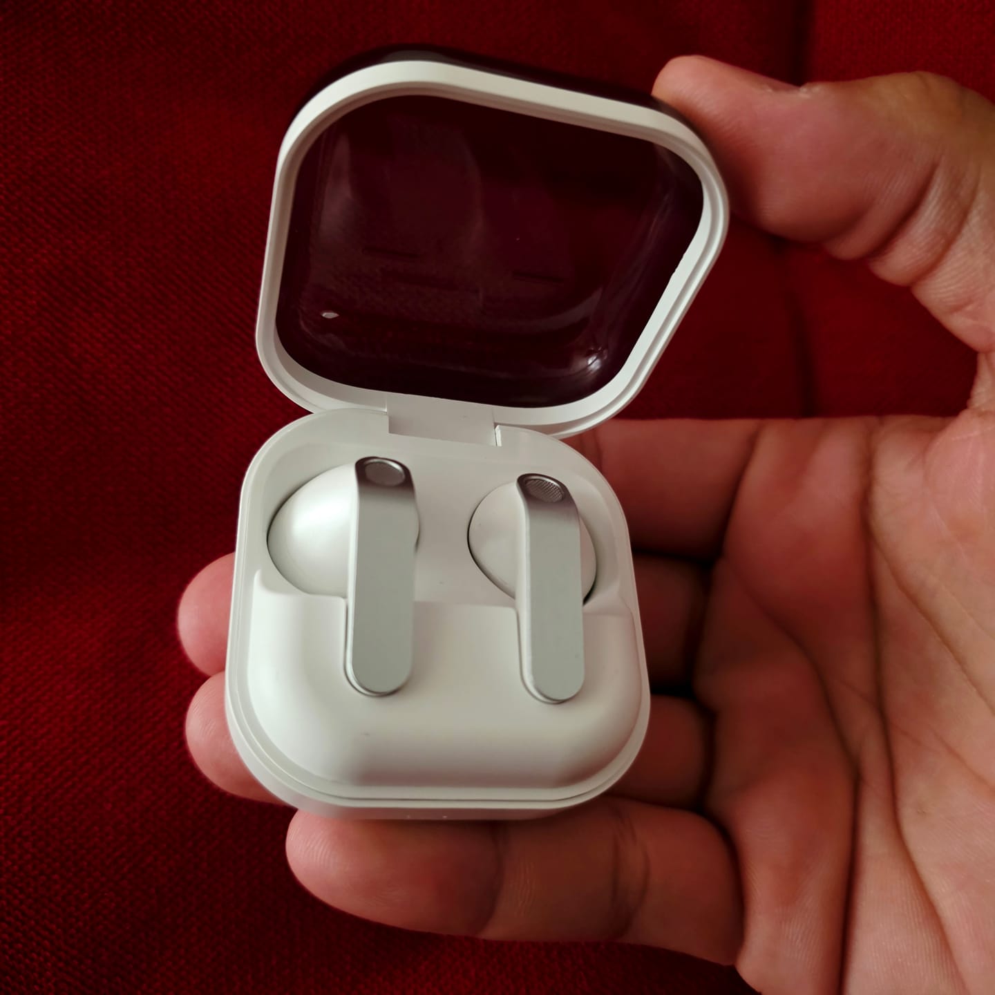 Customer photo review of Buds4 Bluetooth Kulaklık, Şık tasarımlı uzun pil ömürlü, yüksek ses kaliteli, Şeffaf Kapaklı ,Şarj Kutulu, dokunmatik Kulakiçi kablosuz Kulaklık