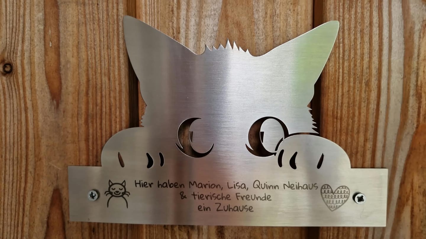 Customer photo review of Türschild mit Katzenmotiv - personalisierbar - V2A Edelstahl