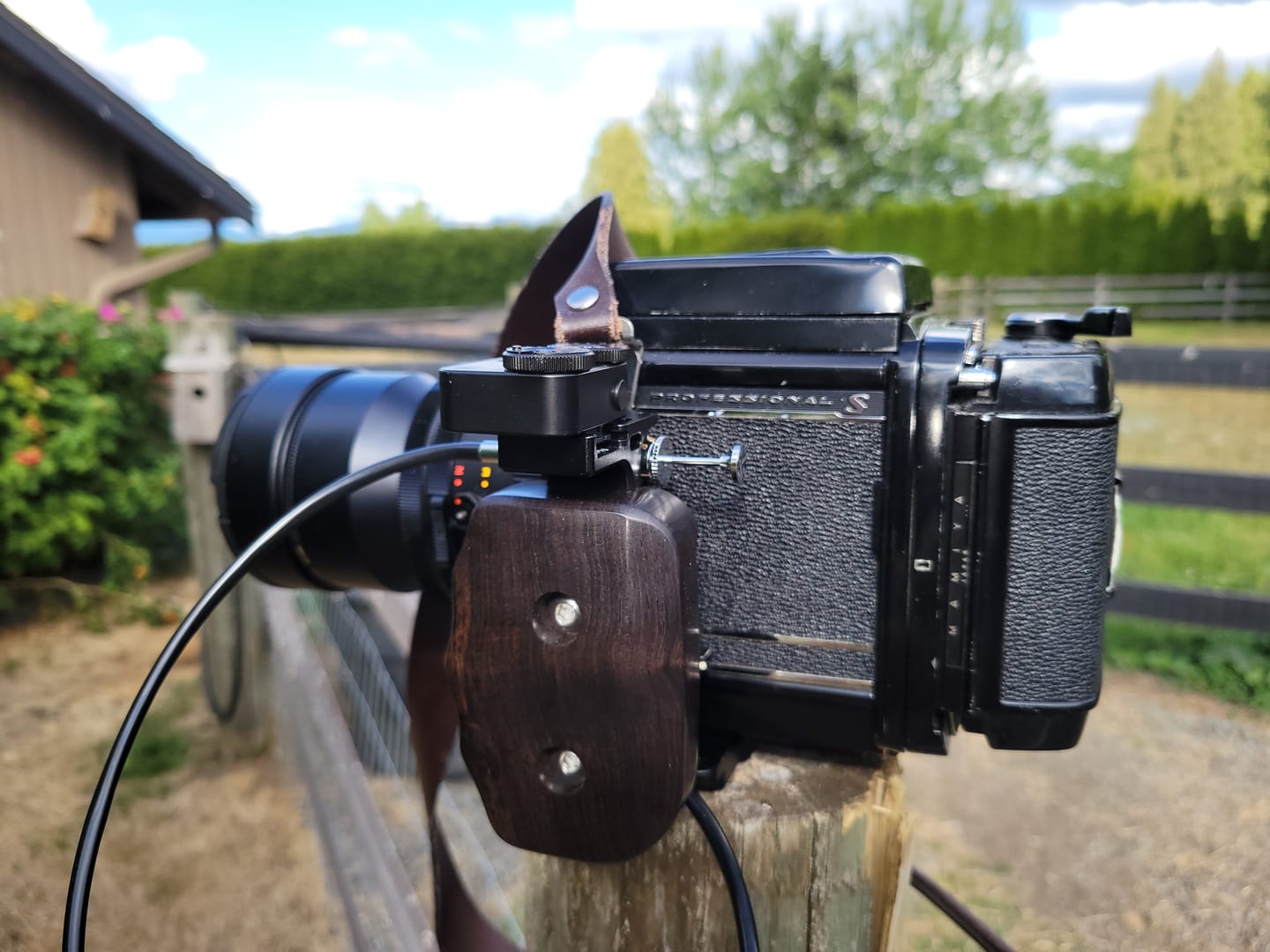 Customer photo review of Ergonomic Wood Grip for Mamiya RZ/RB, Hasselblad 203/205 & Contax 645 (Arca-Swiss L-Plate)