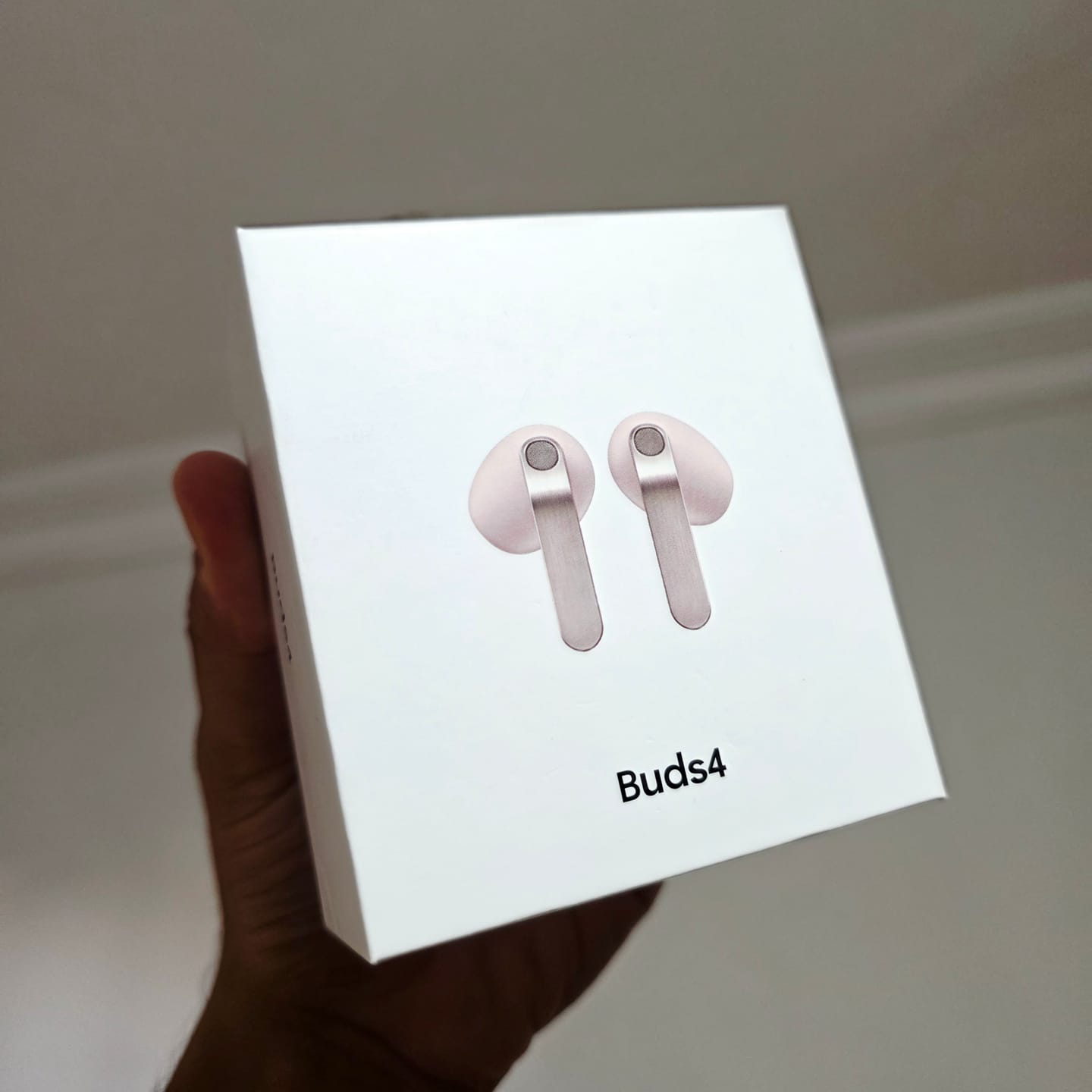 Customer photo review of Buds4 Bluetooth Kulaklık, Şık tasarımlı uzun pil ömürlü, yüksek ses kaliteli, Şeffaf Kapaklı ,Şarj Kutulu, dokunmatik Kulakiçi kablosuz Kulaklık
