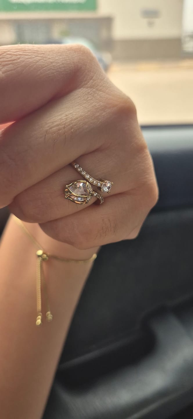 Customer photo review of Anillo Ajustable Tulipán con Zirconias