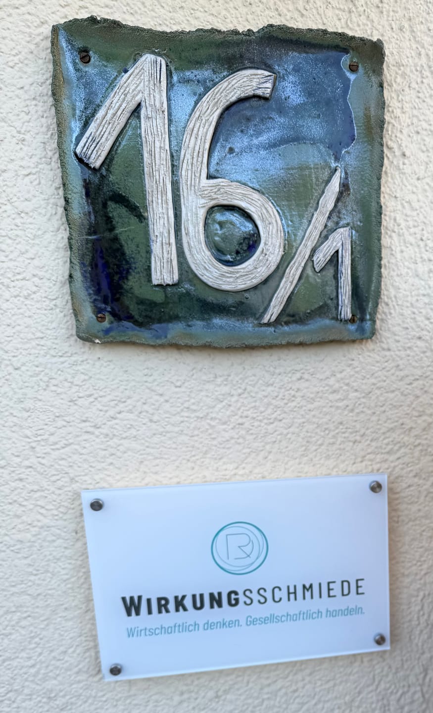 Customer photo review of Firmenschild aus Acrylglas – 5 mm stark, personalisiert, inkl. Edelstahlhalter