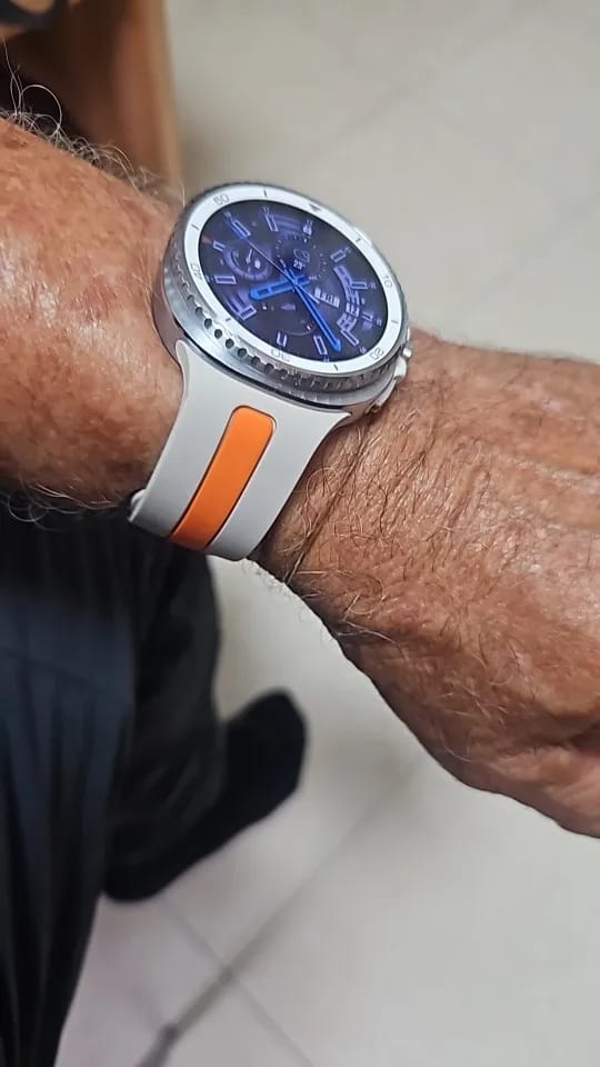 Customer photo review of Samsung Galaxy Silicone Two-Tone Sport Watch Band - Watch8/Watch8 Classic/Watch9
