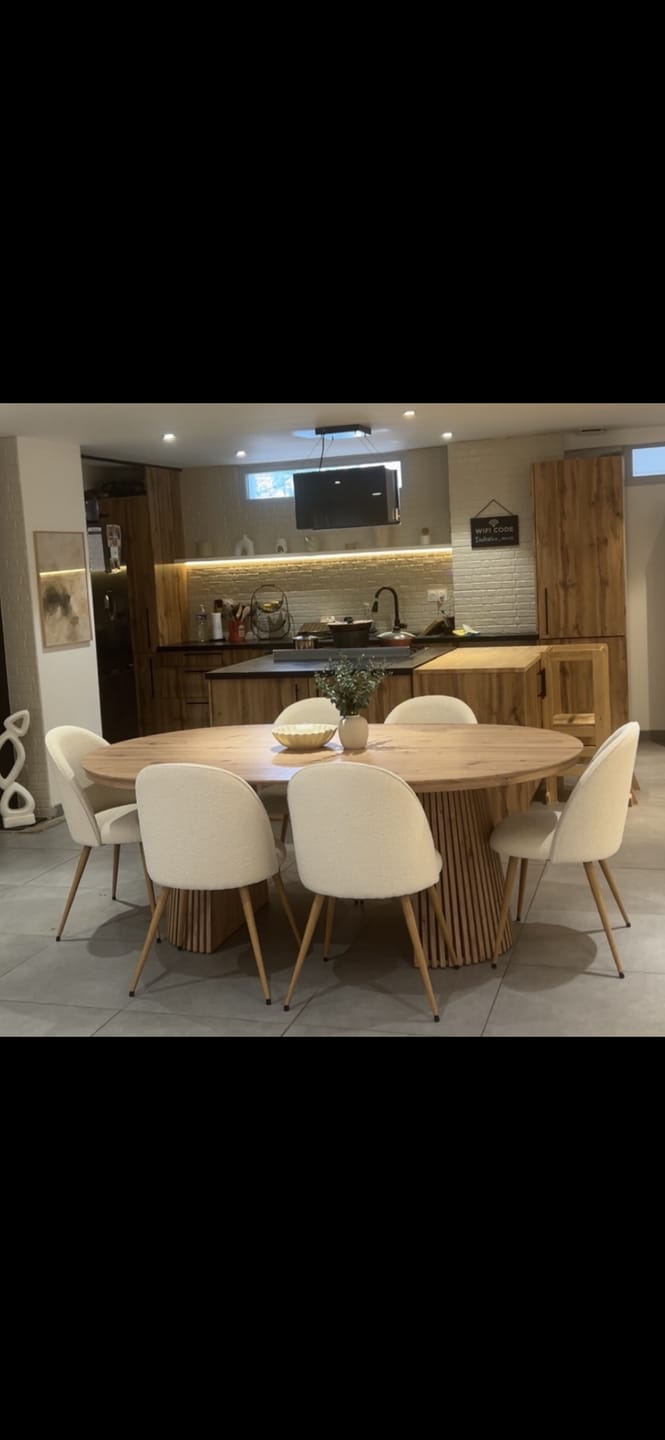 Customer photo review of Table ronde extensible NELLA en bois – Ø 120 cm fermée / 200 cm ouverte – 2 rallonges intégrées