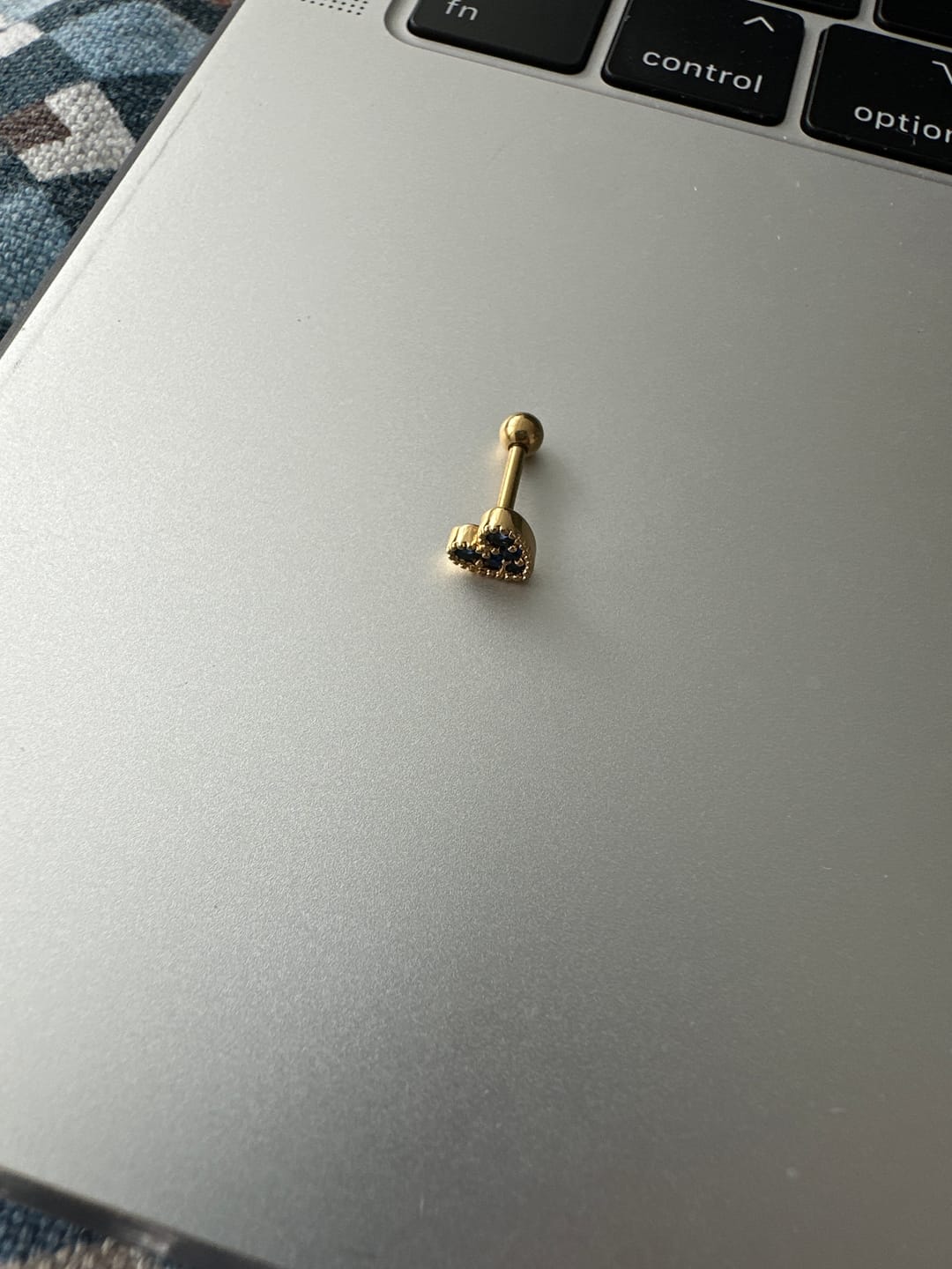 Customer photo review of Saphire Heart Ohr Piercing 18K Vergoldet