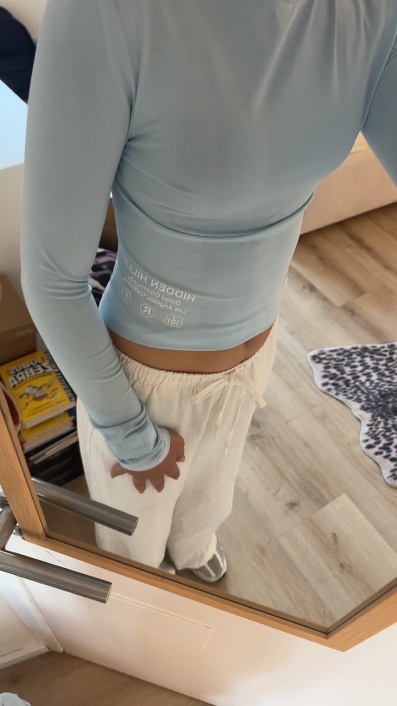 Customer photo review of LABEL LONGSLEEVE TOP LIGHT BLUE