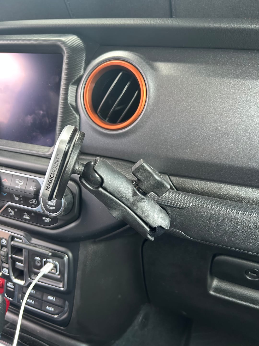 Customer photo review of 2020 - 2023 Jeep Wrangler Gladiator  Grab Bar Ball Mount