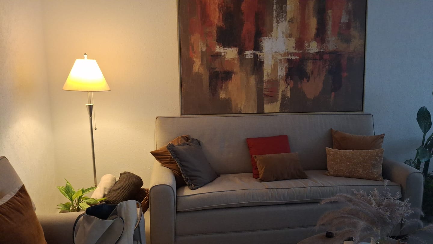 Customer photo review of Fuego Interior — Abstracción en Tierra y Ámbar