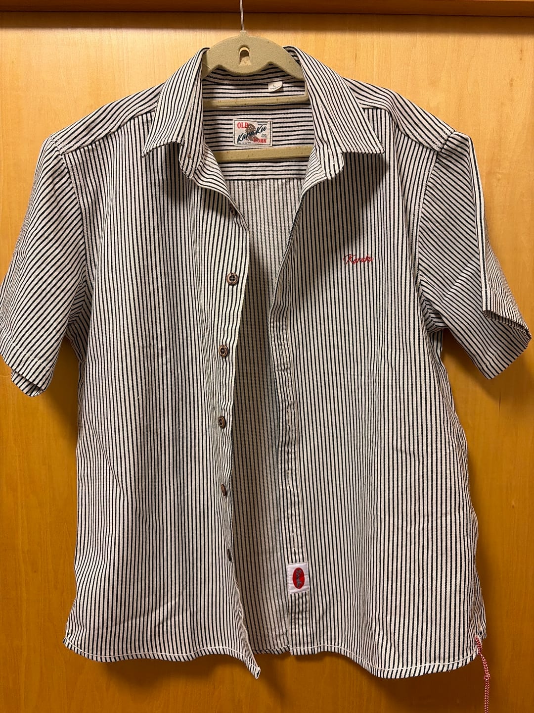 Customer photo review of 紅白ヒモ付き　「Karaku」刺繡ロゴ 先染めストライプ半袖シャツ