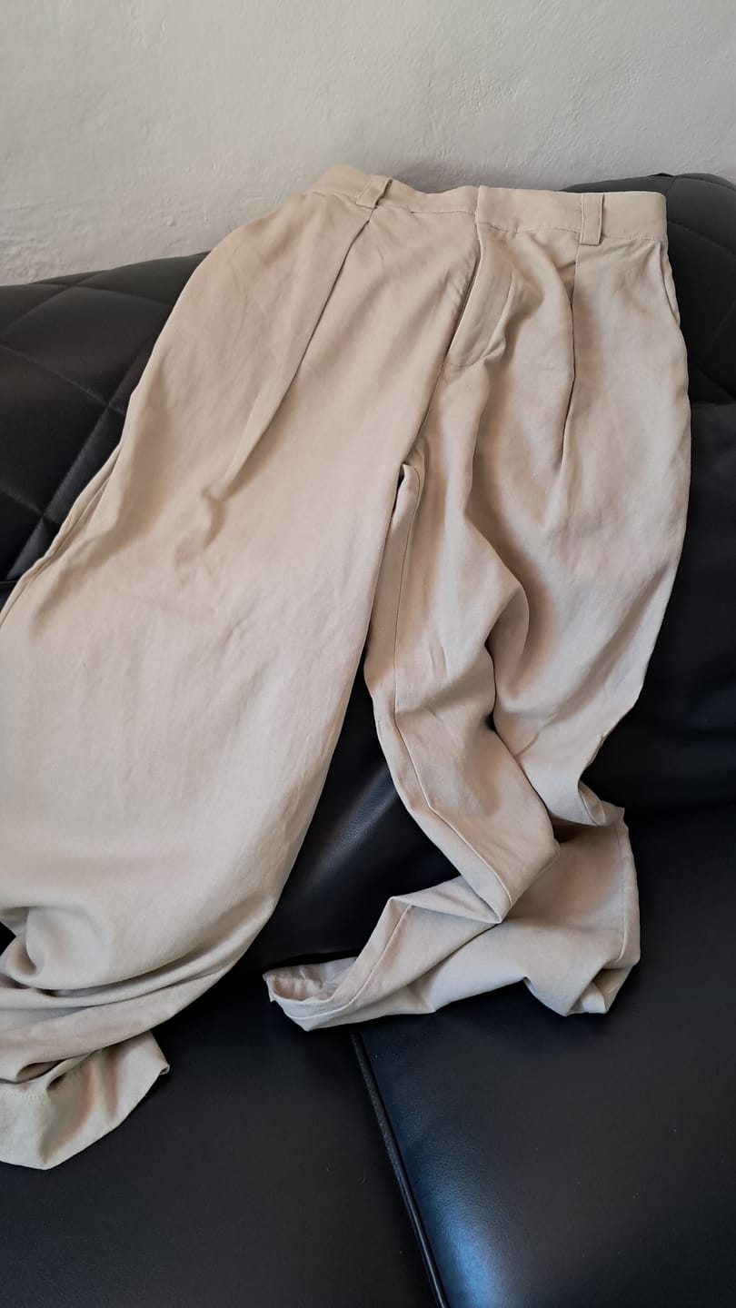 Customer photo review of Calça Pantalona Graviola Bege Claro + Forro