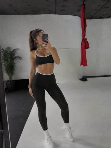 Customer photo review of Women’s Top & Leggings Workout Set – Linea Duo Legging