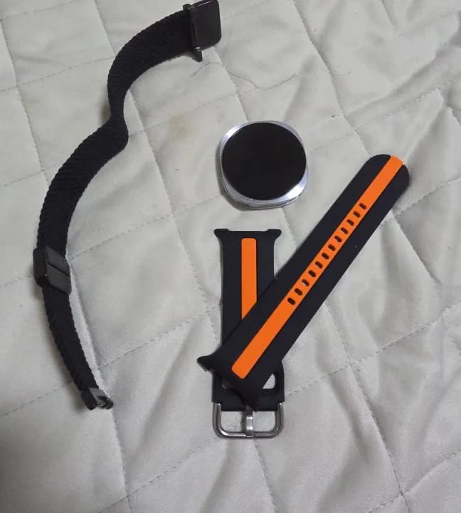 Customer photo review of Samsung Galaxy Silicone Two-Tone Sport Watch Band - Watch8/Watch8 Classic/Watch9