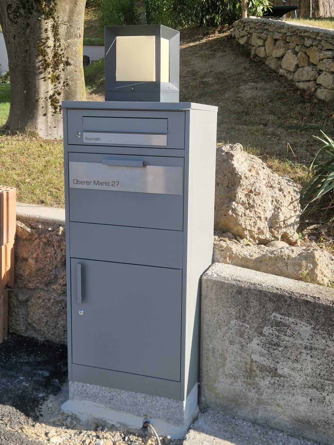 Customer photo review of Paketbox PB1 mit Briefkasten | graualuminium - RAL9007 | personalisiert mit Edelstahl-Schild